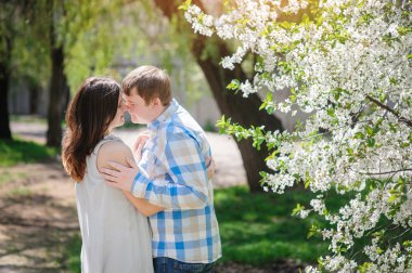 Sevgi dolu çift bahar parkta yürüyüş