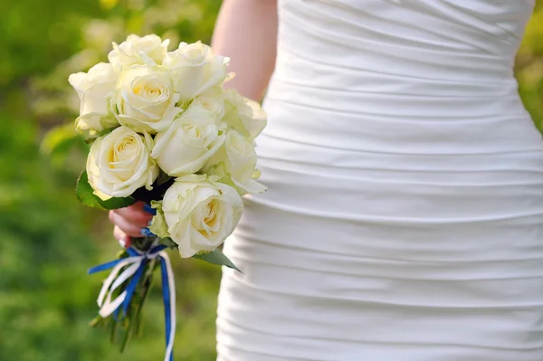 Noiva segurando lindo buquê de casamento — Fotografia de Stock