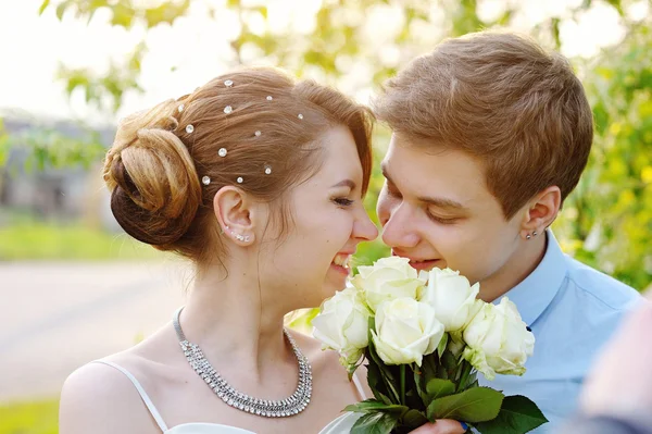 Sposa e sposo che camminano nel giardino primaverile fiorito — Foto Stock