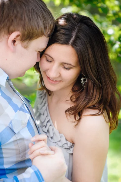 Couple aimant marchant dans le parc de printemps — Photo