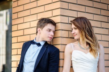 mutlu gelin ve damat bir şehirde yürüyüş