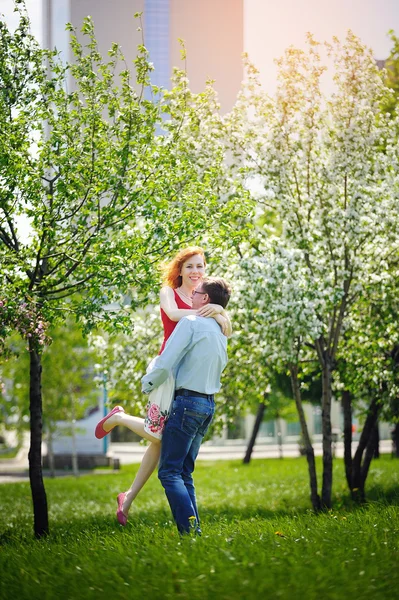 Novia y novio caminando en el floreciente jardín de primavera — Foto de Stock