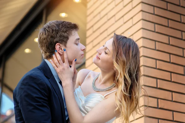 Happy bride and groom walking in a city — Stock Photo, Image