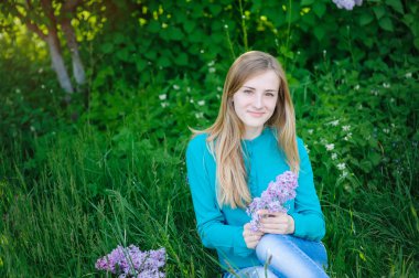 bahar bahçe çim üzerinde oturan güzel kadın