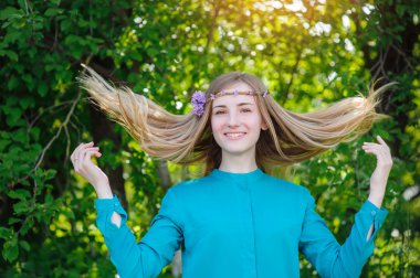 güzel kadını bir çelenk bahar parkta yürüyor