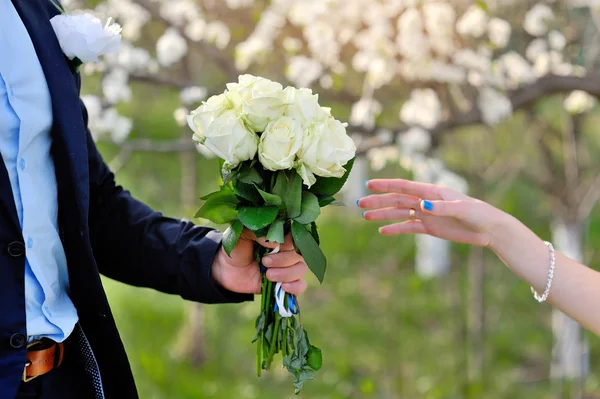 Marié donne à la mariée un beau bouquet de mariage — Photo