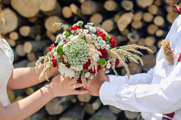 Marié donne à la mariée un beau bouquet de mariage — Photo