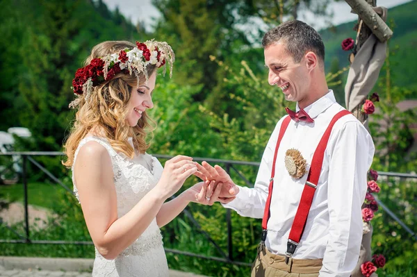 Sposo sposa presso l'abito da sposa fede nuziale — Foto Stock