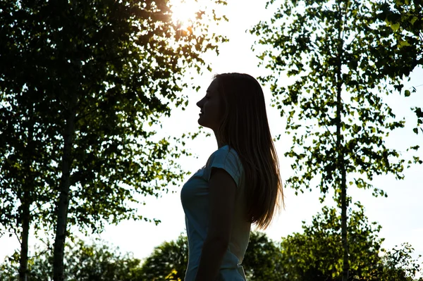 Silhuetten av en kvinna i en vårträdgård — Stockfoto