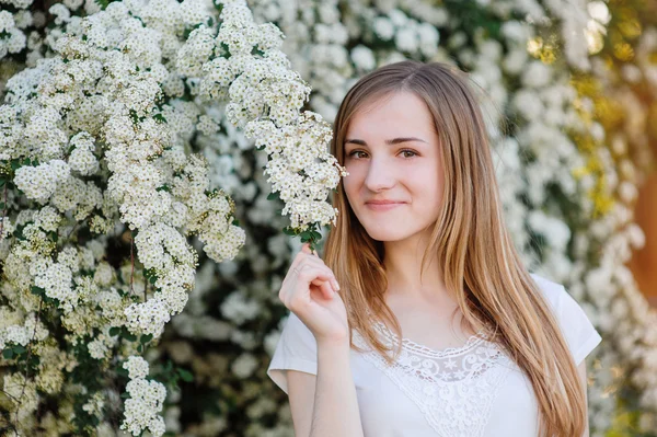 Young naturally beautiful woman near the blooming tree in spring time — Stock Photo, Image