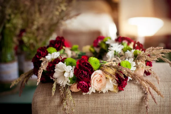 Hermosa corona de boda en la mesa — Foto de Stock