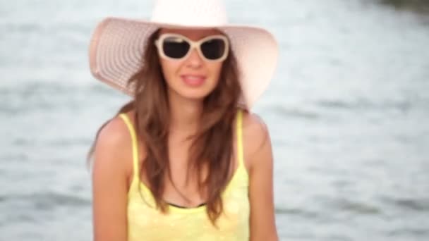 Красивая женщина в солнечных очках позирует на понтоне — стоковое видео