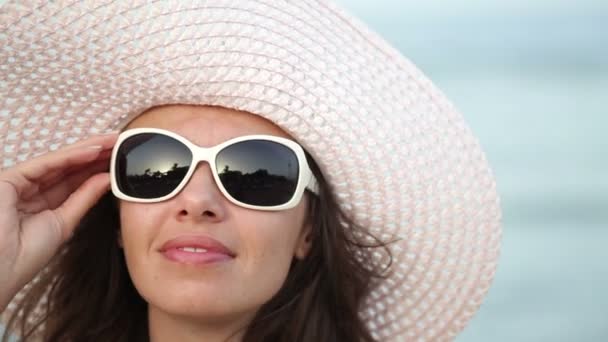 Belle femme en lunettes de soleil posant sur le ponton — Video