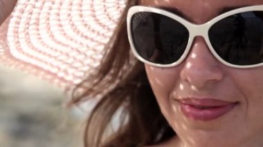 Duba üzerinde poz güneş gözlüğü güzel kadın