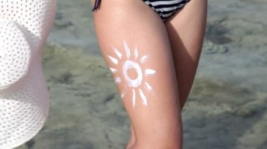 Duba üzerinde poz güneş gözlüğü güzel kadın