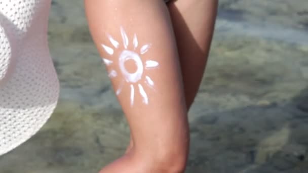 Hermosa mujer en gafas de sol posando en el pontón — Vídeo de stock