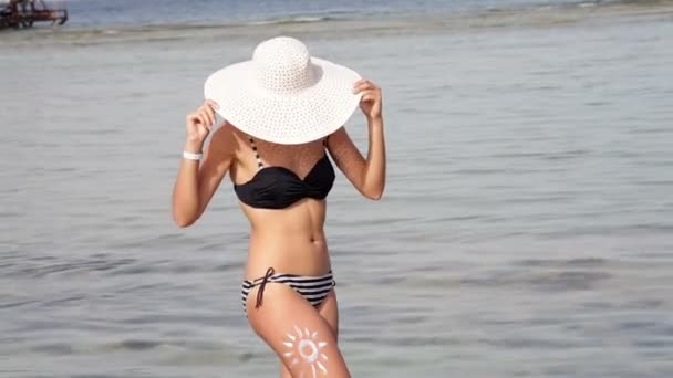 Schöne Frau mit Sonnenbrille posiert auf dem Ponton — Stockvideo