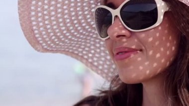 Duba üzerinde poz güneş gözlüğü güzel kadın