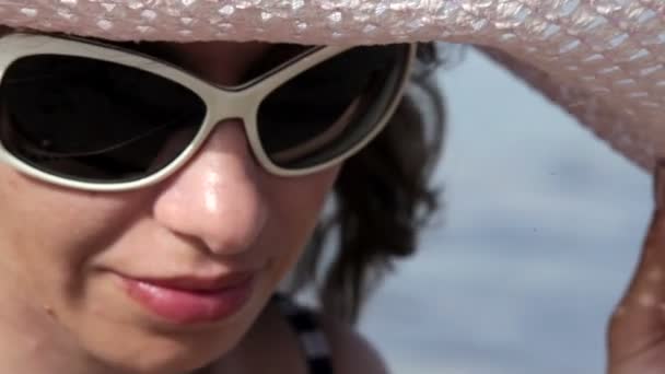 Красивая женщина в солнечных очках позирует на понтоне — стоковое видео