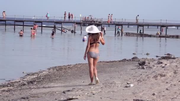 Όμορφη γυναίκα σε γυαλιά ηλίου που θέτουν στην πλωτή γέφυρα — Αρχείο Βίντεο