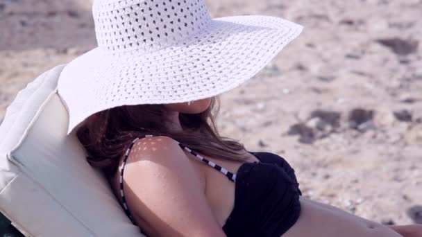 Beautiful woman in sunglasses posing on the pontoon — Stock Video