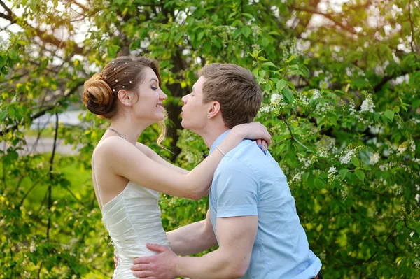 Gyönyörű nő pózol a pontonhíd napszemüveg — Stock Fotó