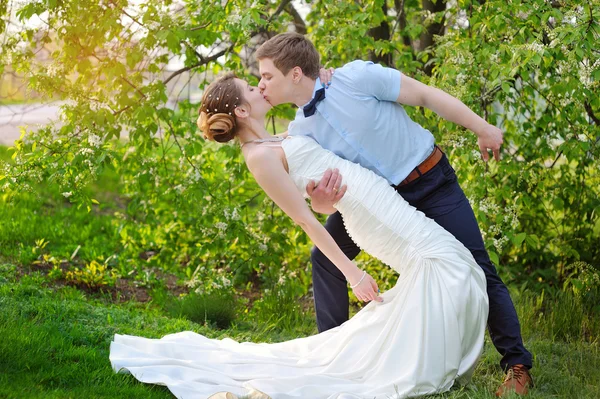 Mooie vrouw in zonnebril poseren op de ponton — Stockfoto