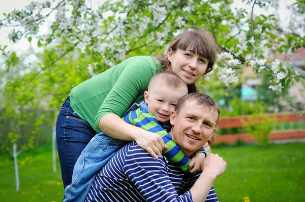 Vacker kvinna i solglasögon poserar på pontonen — Stockfoto