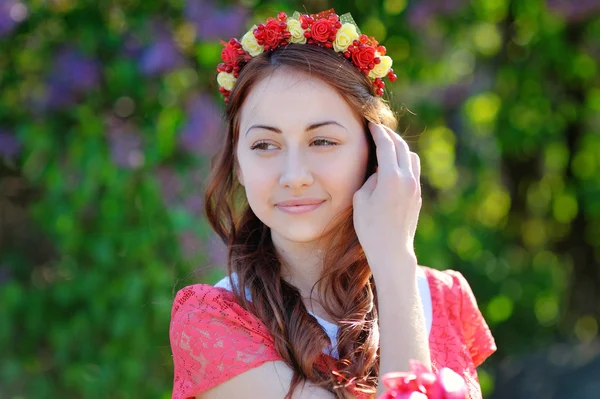 Mulher bonita em uma grinalda — Fotografia de Stock