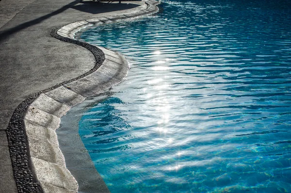 Piscina con cerca del hotel — Foto de Stock