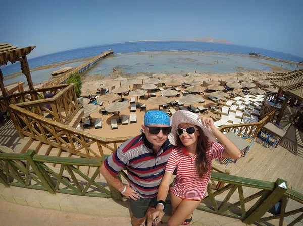 Мужчина и женщина в солнцезащитных очках на пляже — стоковое фото