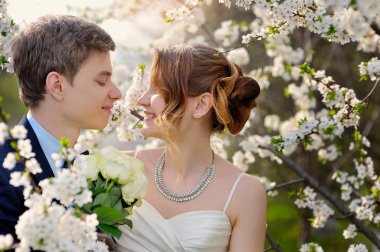 Gelin ve damat çiçek açması içinde yürüyüş Bahçe bahar