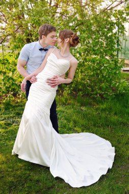 damat gelini yürüyüşte düğün gününde kisses