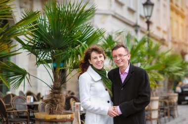 sevgi dolu çift ile eski Lviv yürüyüş