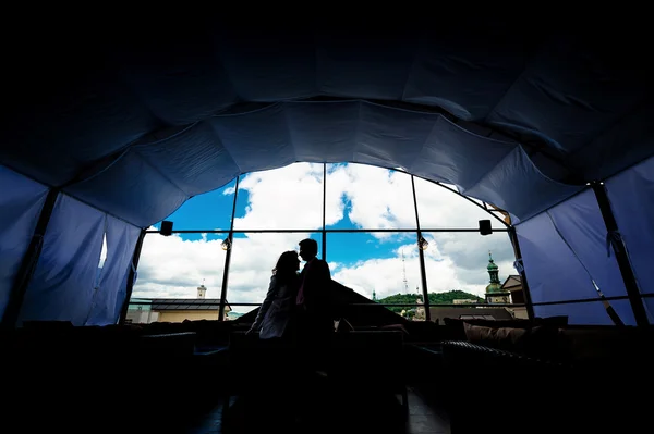 Sevgi dolu bir çift cama silüeti — Stok fotoğraf