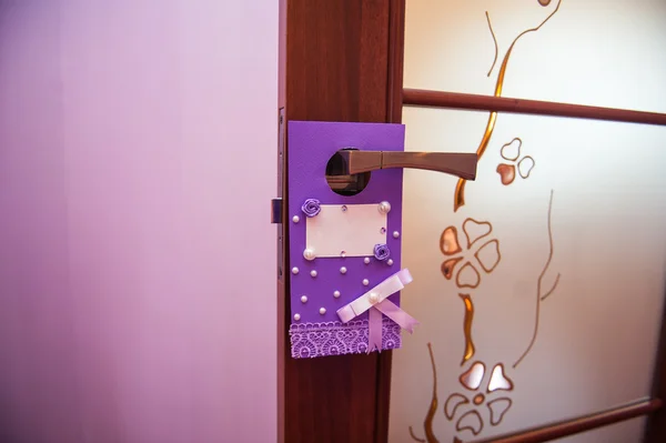 Hermosa tarjeta hecha a mano en la manija de la puerta —  Fotos de Stock
