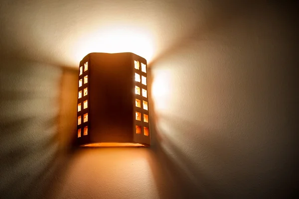 Incluso una bella lampada da parete in camera — Foto Stock