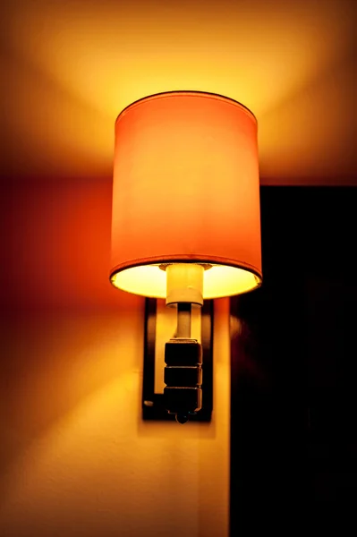 Een mooie muur lamp inbegrepen in de kamer — Stockfoto