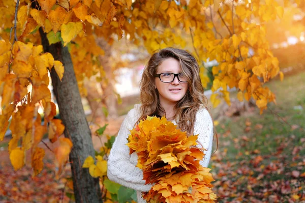 Portrait of beautiful woman wearing fashion glasses during the autumn — Stock Photo, Image