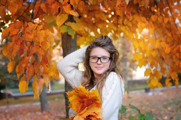 Retrato de mulher bonita vestindo óculos de moda durante o outono — Fotografia de Stock