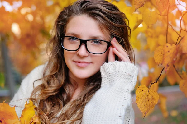 Portrait of beautiful woman wearing fashion glasses during the autumn — Stock Photo, Image