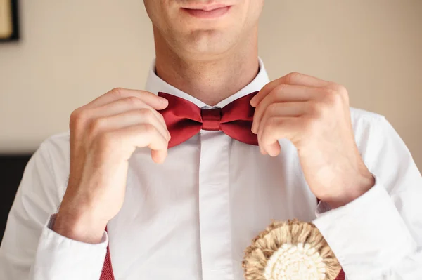 Γαμπρός φοράει μια κόκκινη γραβάτα σε ένα λευκό πουκάμισο — Φωτογραφία Αρχείου