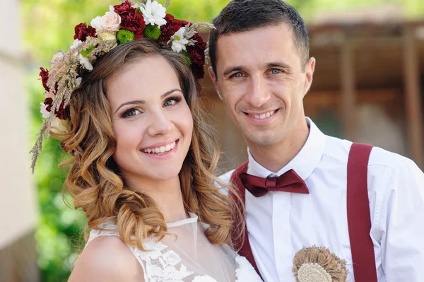 Heureux belle mariée et marié marche dans la lumière du soleil — Photo