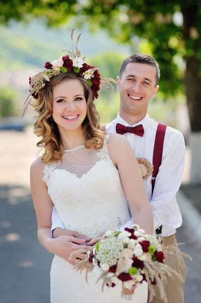 幸せな美しい花嫁と新郎の日光の下でウォーキング — ストック写真
