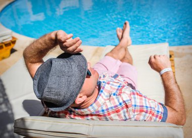 Mutlu bir adam bir tembel yalan bir şapka ile