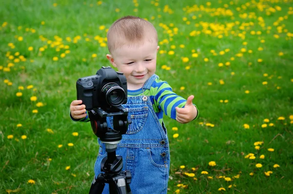 在相机的嫩枝上的小男孩 — 图库照片