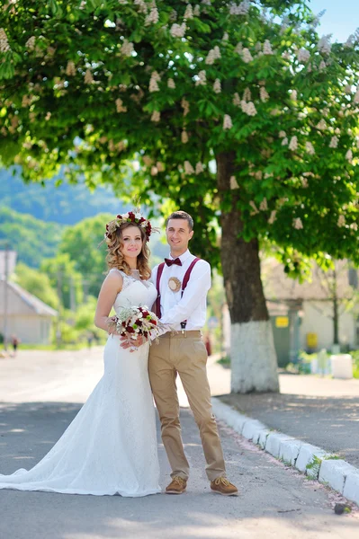 Bride and groom in the city for a walk in the summer — Stock Photo, Image