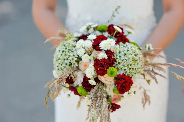 Невеста держит красивый яркий свадебный букет — стоковое фото