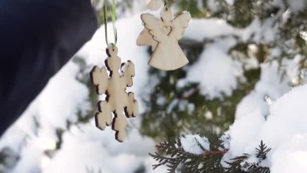 Bela jovem decorando árvore de Natal com brinquedo de Natal — Vídeo de Stock