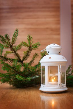 Masanın üzerinde mum ve köknar dalı